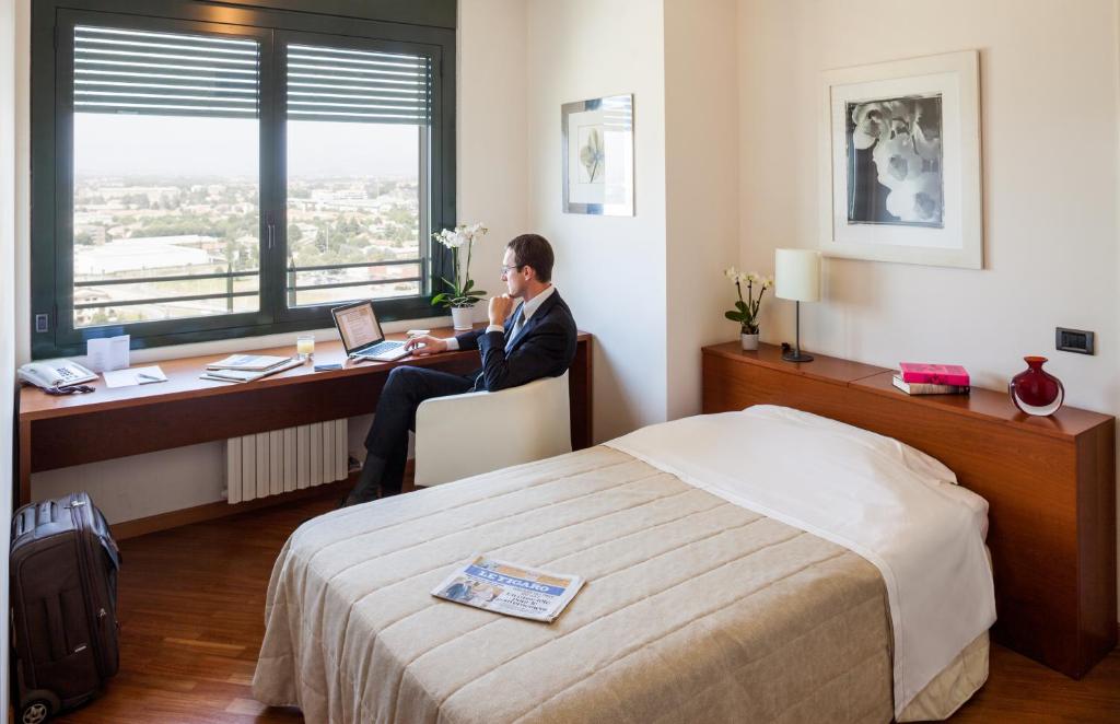 Postel nebo postele na pokoji v ubytování Cosmo Residence