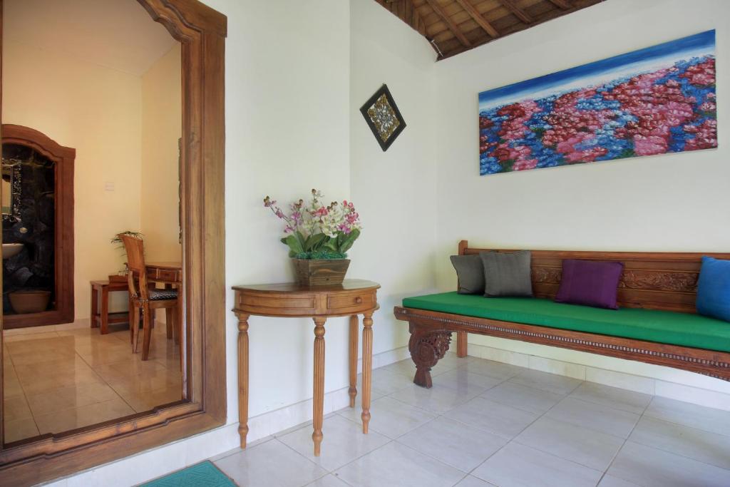 Posezení v ubytování Nara Ubud Cottage by Mahaputra