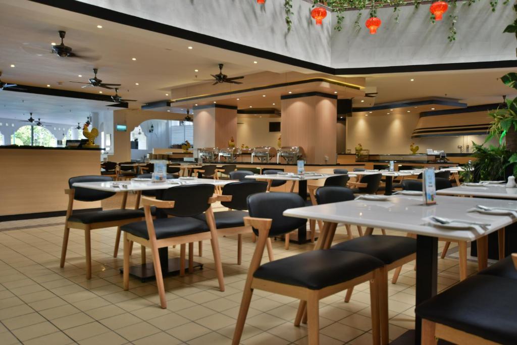 Restaurace v ubytování The Bayview Beach Resort
