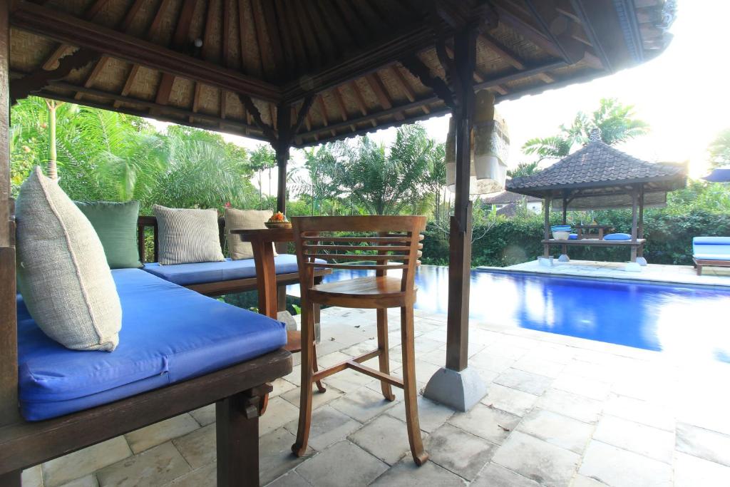 Bazén v ubytování Nara Ubud Cottage by Mahaputra nebo v jeho okolí