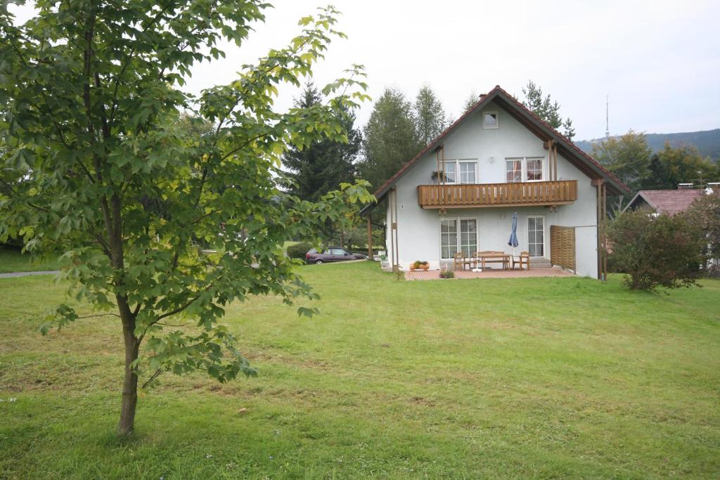 uma casa branca com uma árvore no quintal em Haus Cäcilia em Warmensteinach