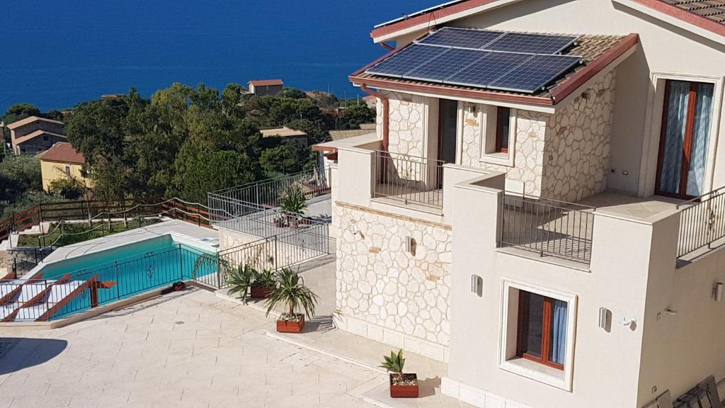 マリーナ・ディ・パルマにあるB&B Terrazze Chiaramontaneの屋根に太陽光パネルを敷いた家