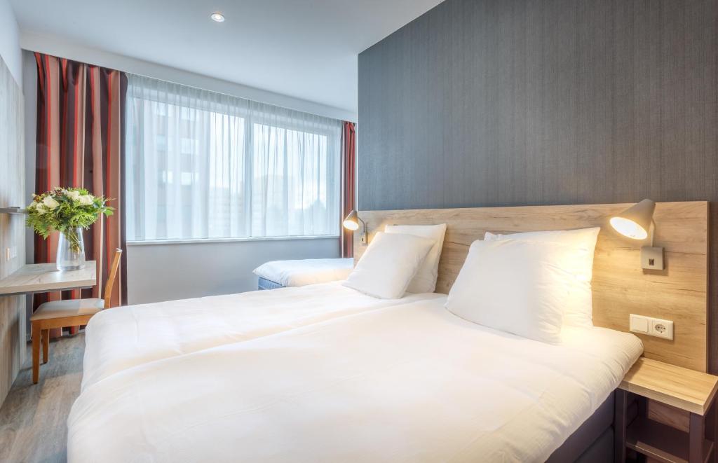 Een bed of bedden in een kamer bij Joy Hotel