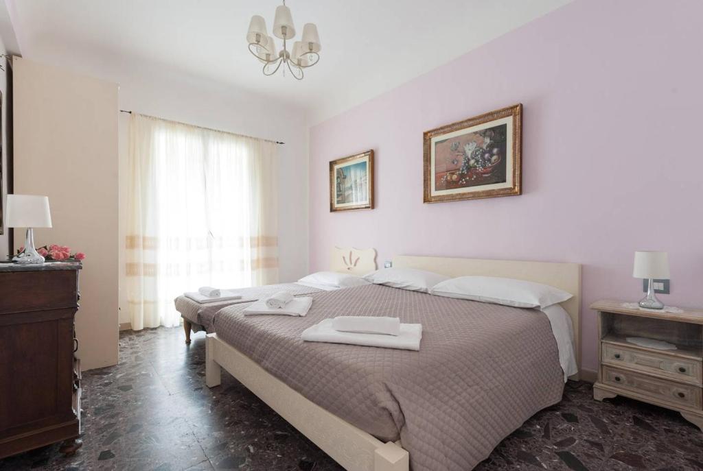 フィレンツェにあるLa Volognanaのベッドルーム1室(ベッド1台、タオル2枚付)
