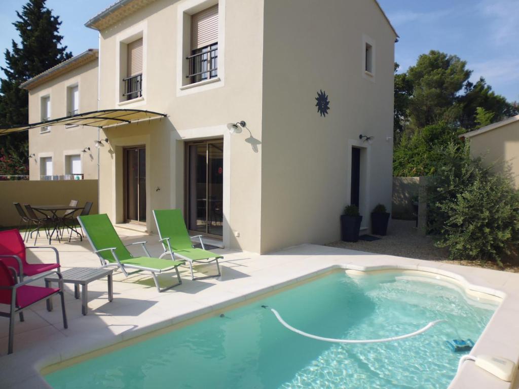 Villa con piscina frente a una casa en Le Cabanon de Laura, en LʼIsle-sur-la-Sorgue