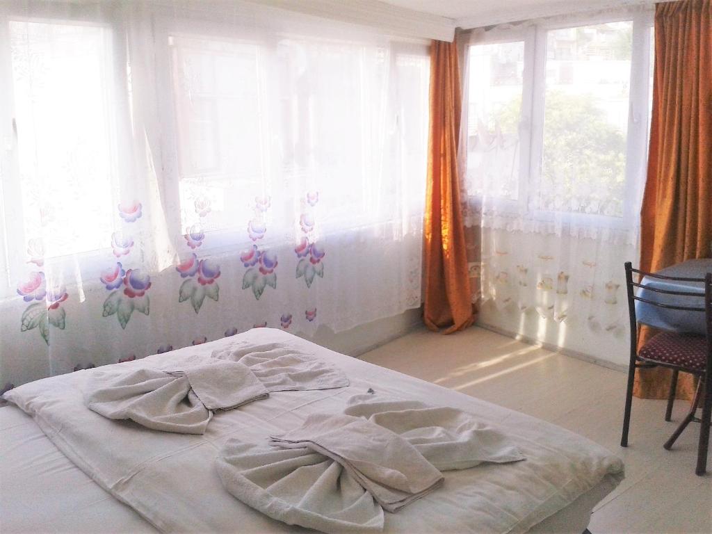 uma cama branca num quarto com janelas em Bereket traveler Hotel em Istambul