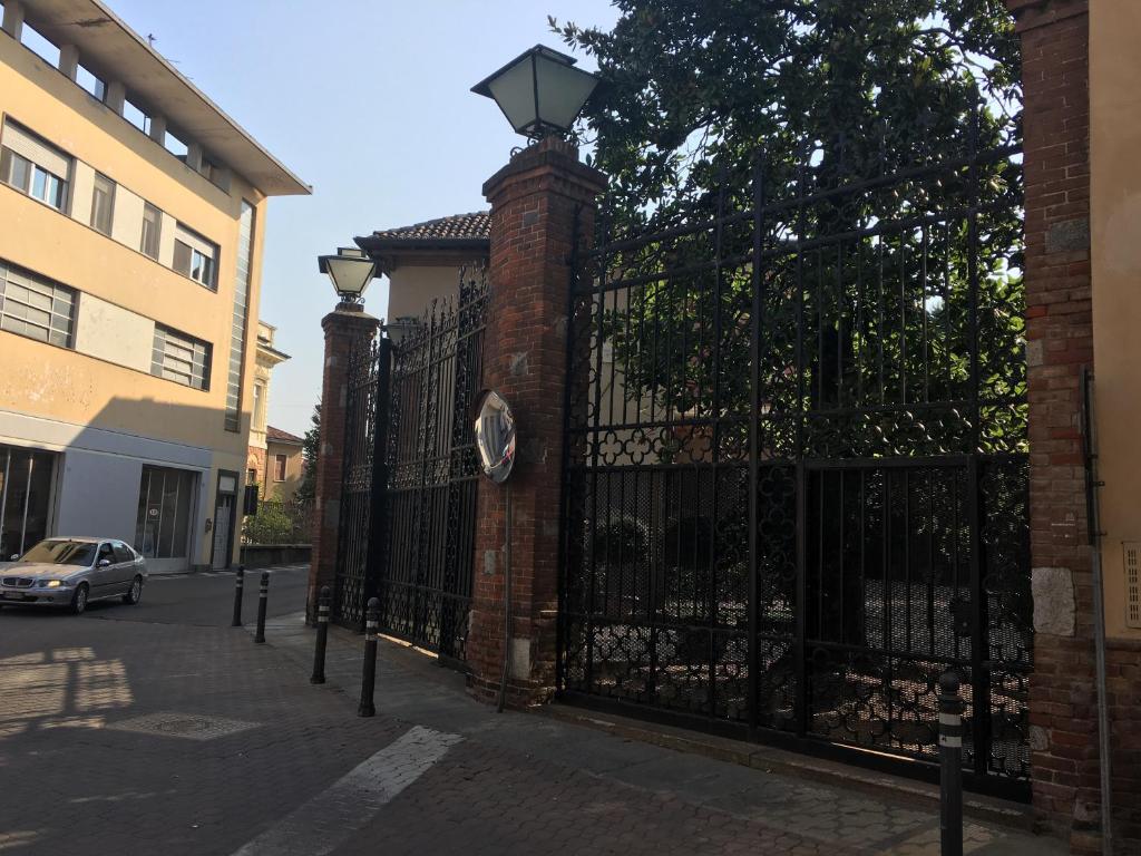 un cancello in ferro battuto con un lampione sopra di B&B San Martino a Mede