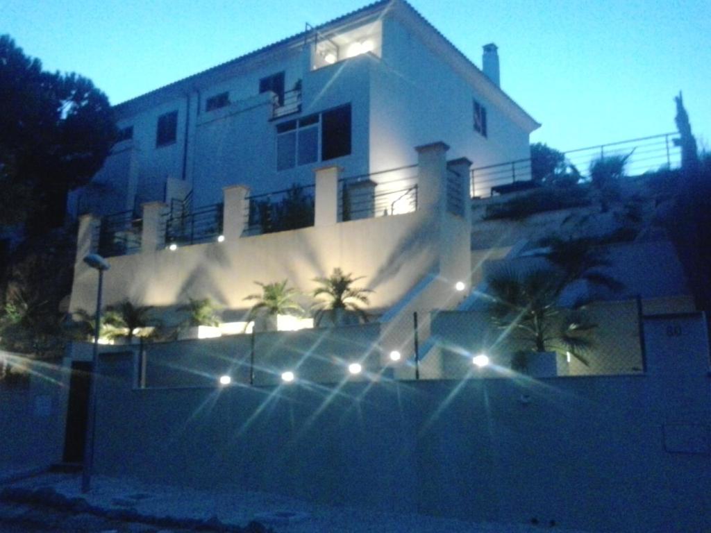 コルドバにあるVilla Rosa Amparoの大白い家