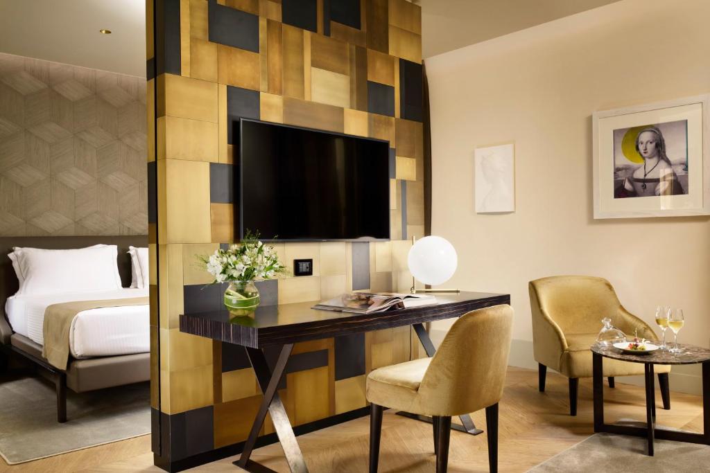 Telewizja i/lub zestaw kina domowego w obiekcie Margutta 19 - Small Luxury Hotels of the World