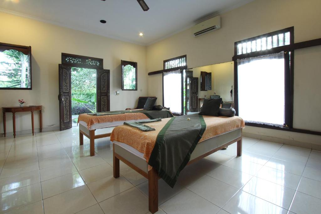 TV a/nebo společenská místnost v ubytování Nara Ubud Cottage by Mahaputra