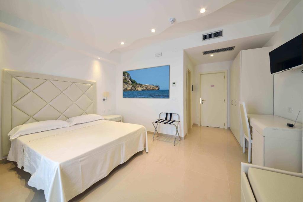 A television and/or entertainment centre at Hotel Corona Beach Peschici
