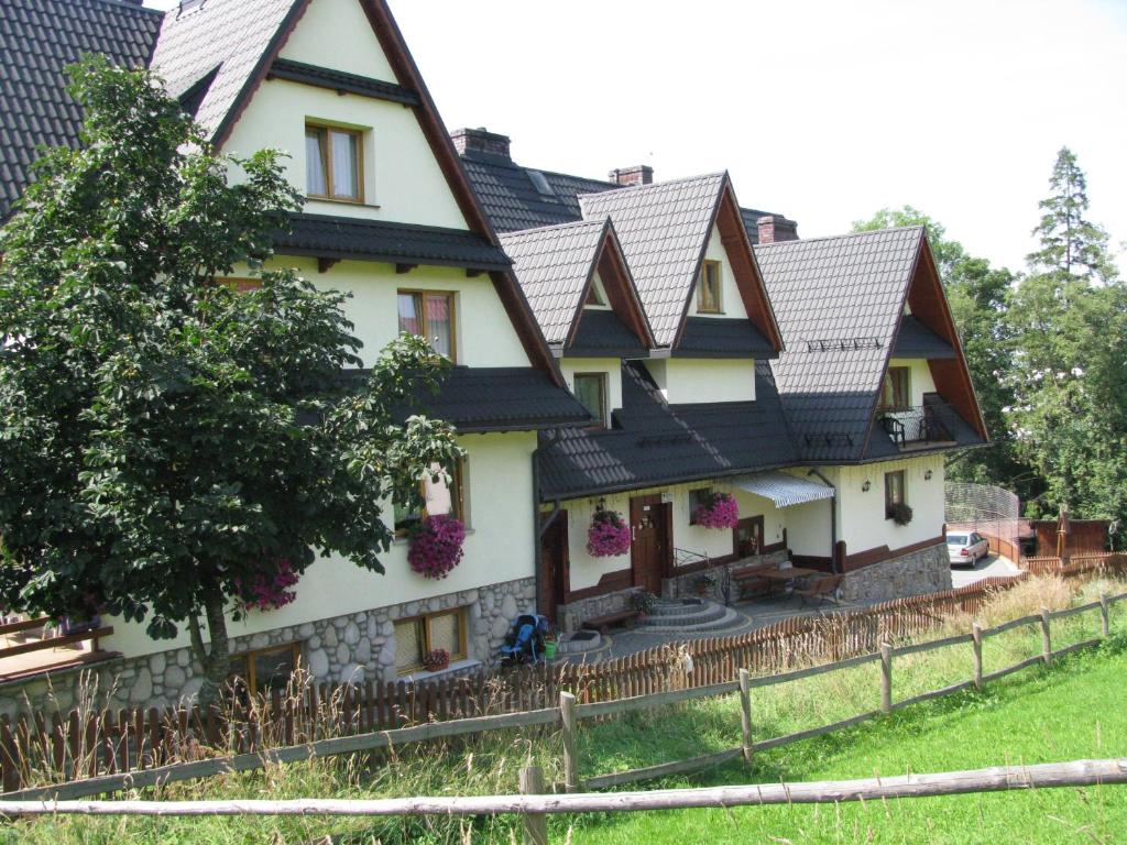 マウェ・チヘにあるOW KUŁACHの黒屋根の大白い家