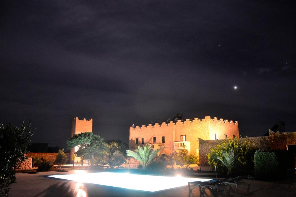 um edifício à noite com luzes à frente em Dar Albatros em Sidi Kaouki