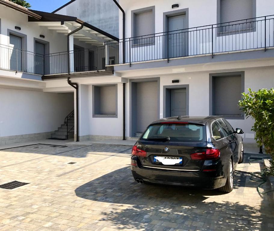 auf einem Parkplatz vor einem Gebäude geparkt in der Unterkunft Home Hotel in Senago