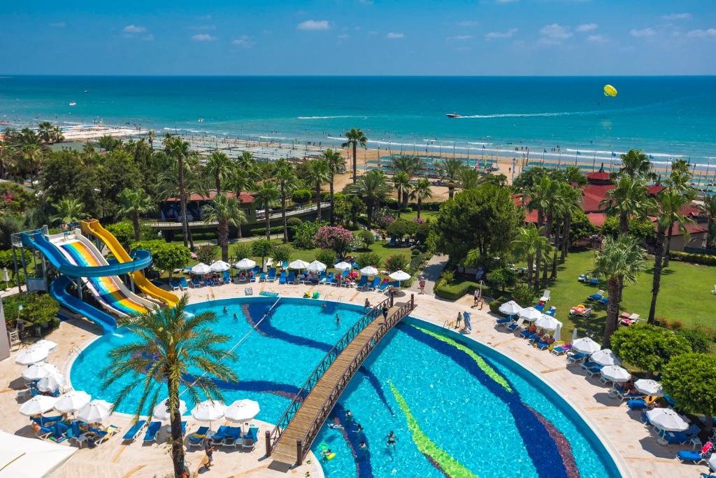 Bazén v ubytování Hotel Terrace Beach Resort All Inclusive nebo v jeho okolí