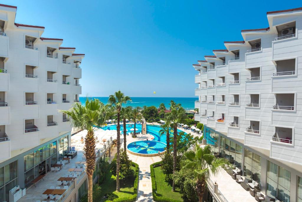 Bazén v ubytování Hotel Terrace Beach Resort All Inclusive nebo v jeho okolí