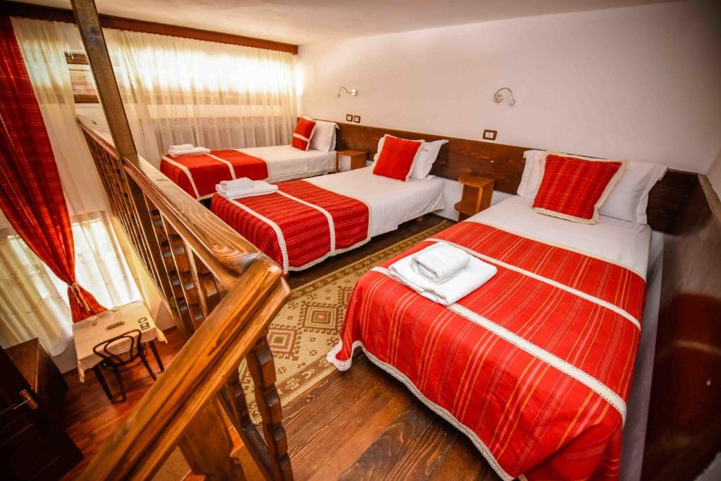 Llit o llits en una habitació de Hotel Tradita
