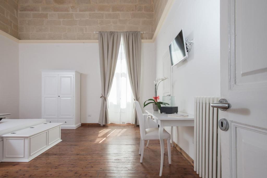 une cuisine blanche avec un bureau et une fenêtre dans l'établissement Ada Suites & Spa, à Lecce