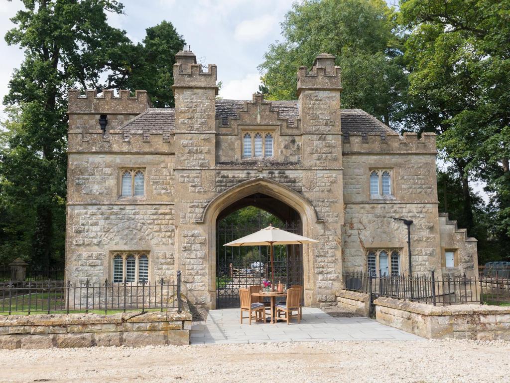 Castle Gatehouse - Housity