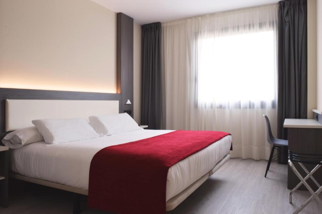Postel nebo postele na pokoji v ubytování Hotel New Bilbao Airport