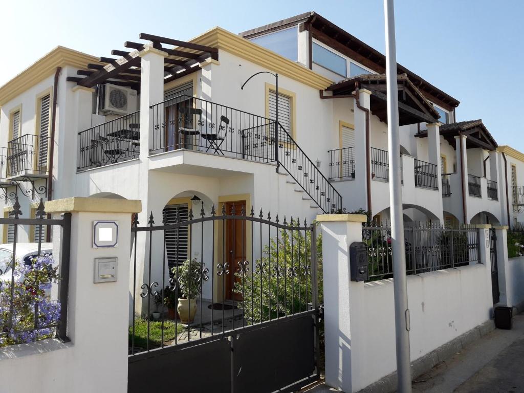 アルバタックスにあるCasa Lisa a Porto Frailisの白い家(バルコニー付)