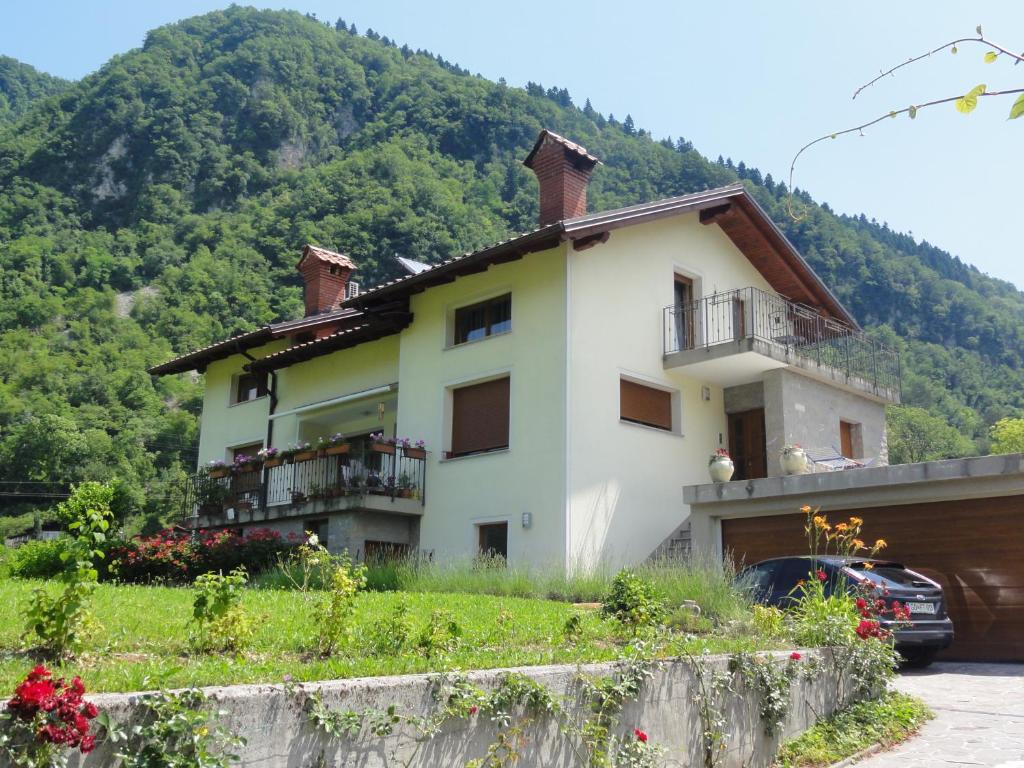 een huis aan de zijkant van een berg bij Apartma Jezero in Most na Soči