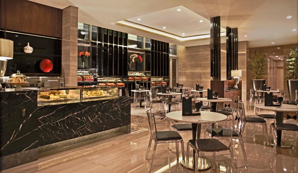Comida en o cerca de este hotel