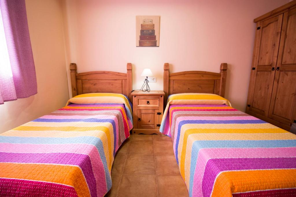 Postel nebo postele na pokoji v ubytování Casas Rurales Los Olivos de Noja