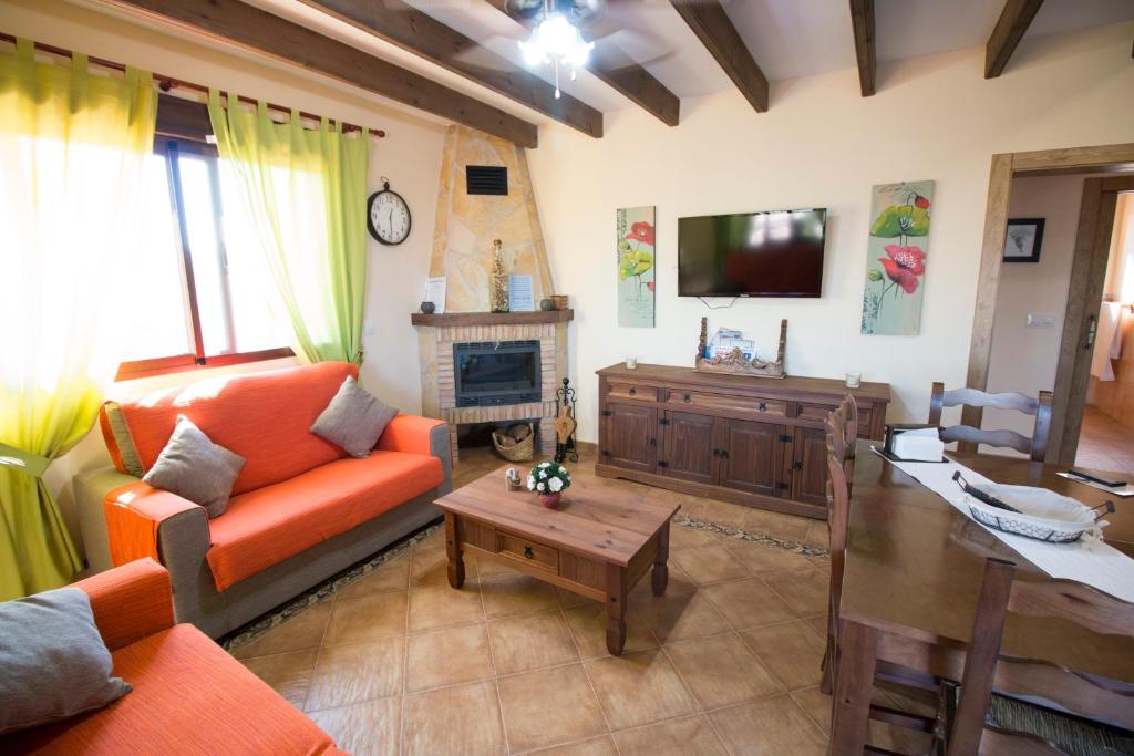 TV a/nebo společenská místnost v ubytování Casas Rurales Los Olivos de Noja