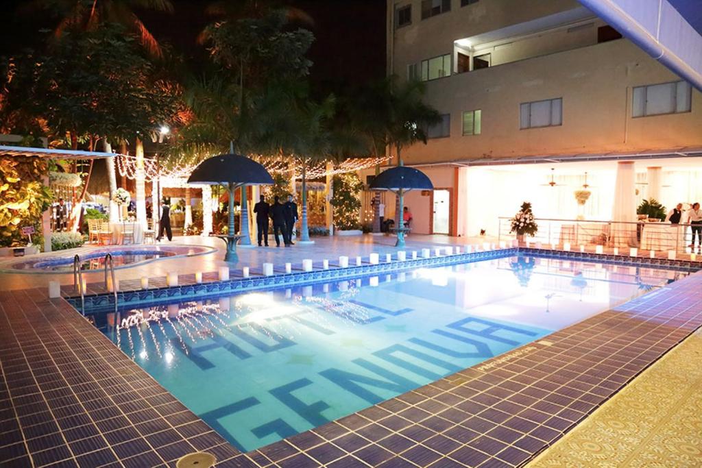 Bazén v ubytování Hotel Genova Centro nebo v jeho okolí