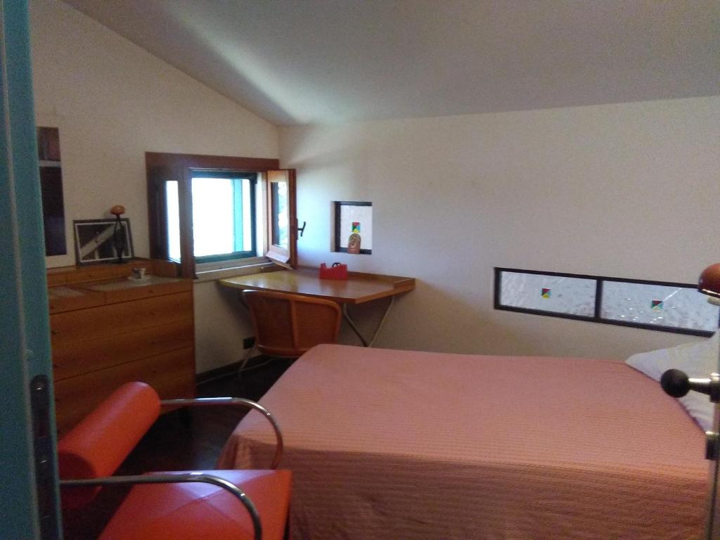 モーディカにあるAi Due Santiのベッドルーム1室(ベッド1台、デスク、椅子付)