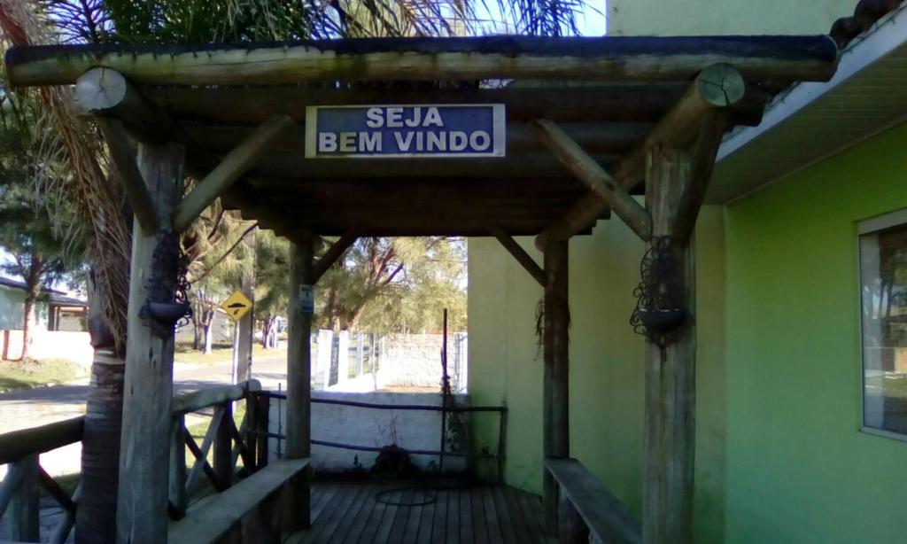 een gebouw met een bord waarop staat: Ben windo bij Pousada Emanuel in Araranguá