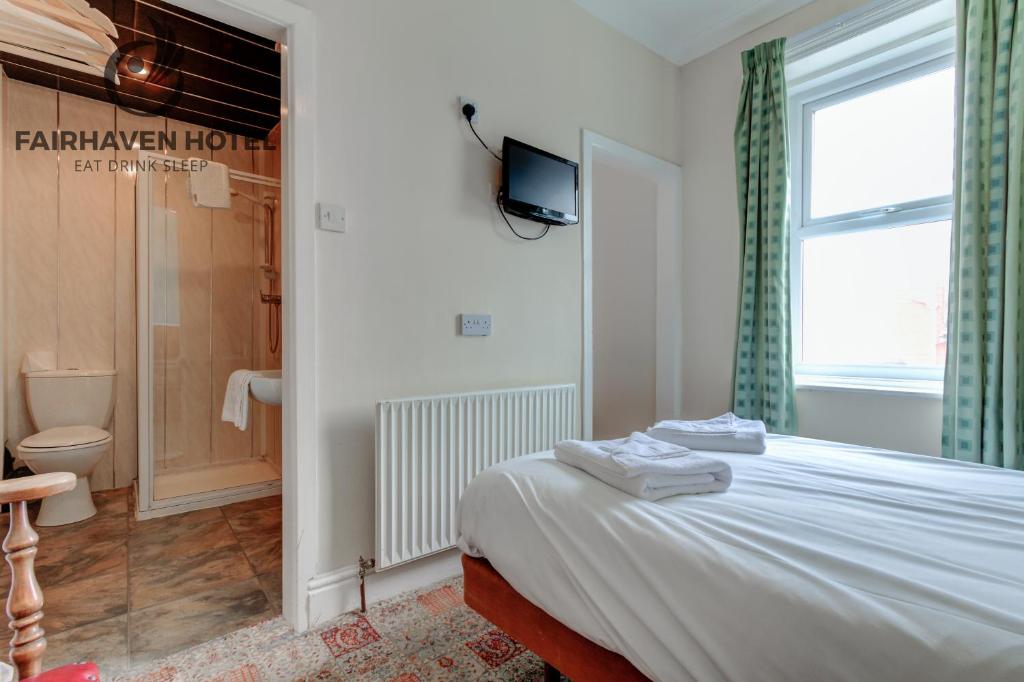 Postel nebo postele na pokoji v ubytování Fairhaven Hotel