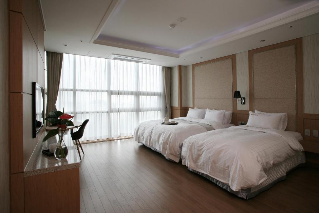 Postel nebo postele na pokoji v ubytování Benikea Hotel Yeosu