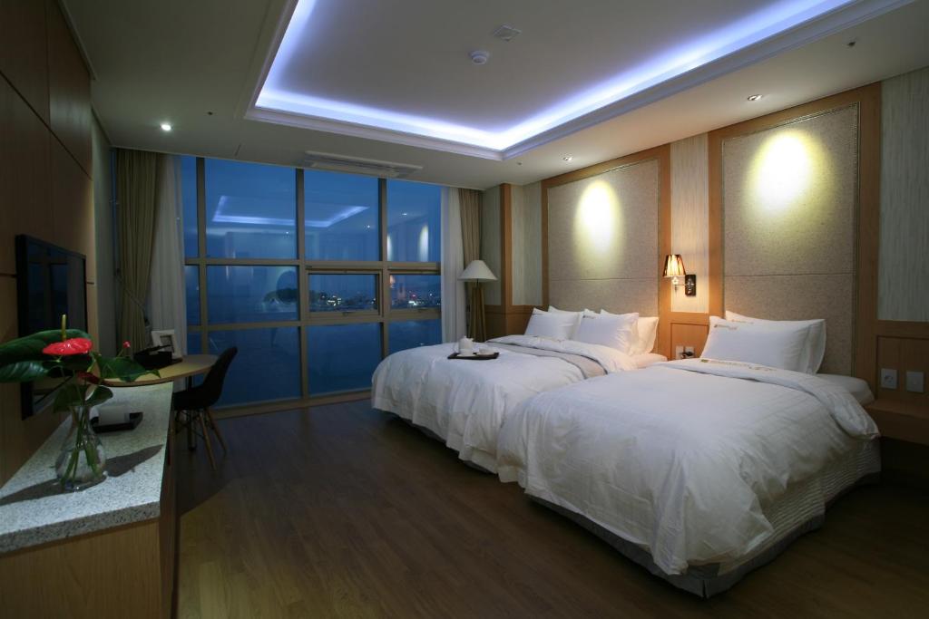 Postel nebo postele na pokoji v ubytování Benikea Hotel Yeosu