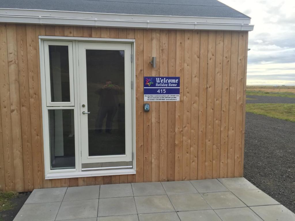 Byggingin sem sumarhúsið er í
