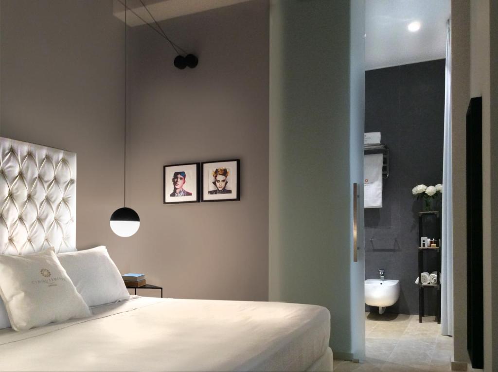 Postel nebo postele na pokoji v ubytování CinqueSuites Ortigia
