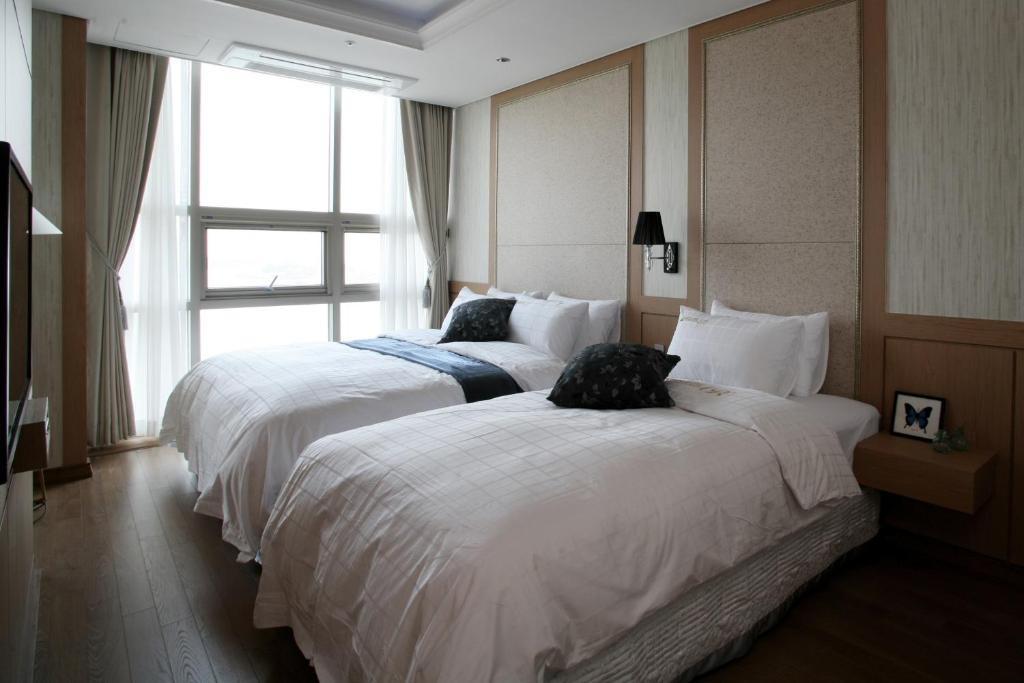 Postel nebo postele na pokoji v ubytování Benikea Hotel Yeosu