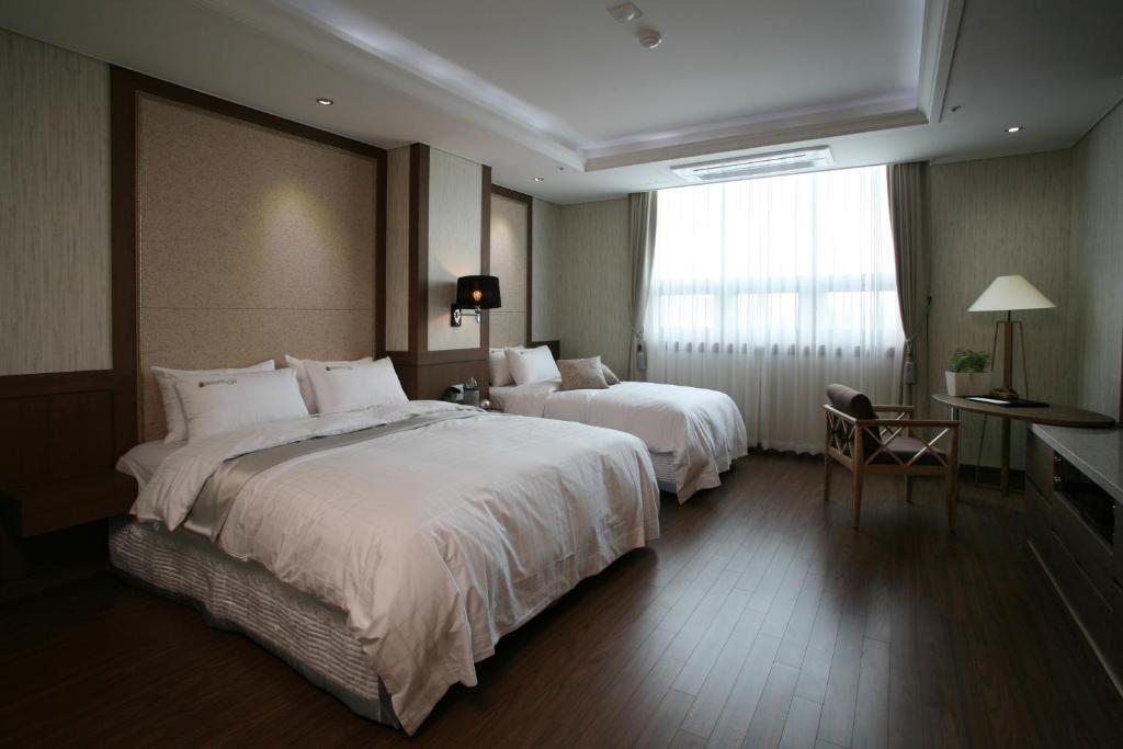 Postel nebo postele na pokoji v ubytování Benikea Hotel Yeosu
