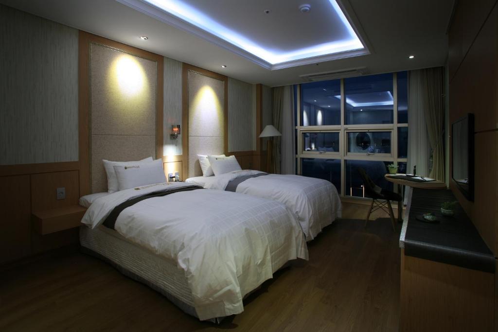 Postel nebo postele na pokoji v ubytování Benikea Hotel Yeosu