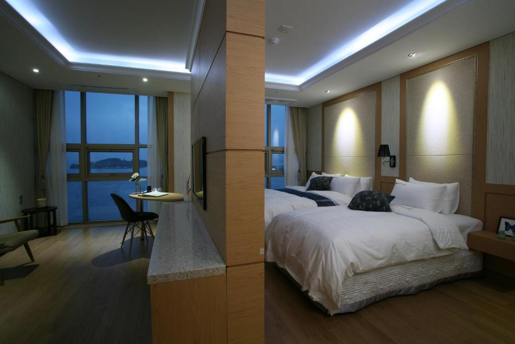 Postel nebo postele na pokoji v ubytování Benikea Hotel Yeosu