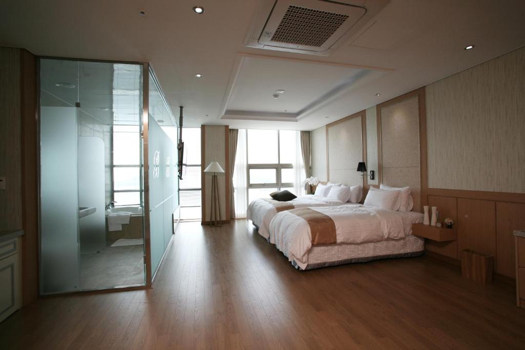 Postel nebo postele na pokoji v ubytování Benikea Hotel Yeosu