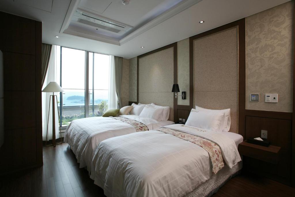 Postel nebo postele na pokoji v ubytování Benikea Hotel Yeosu