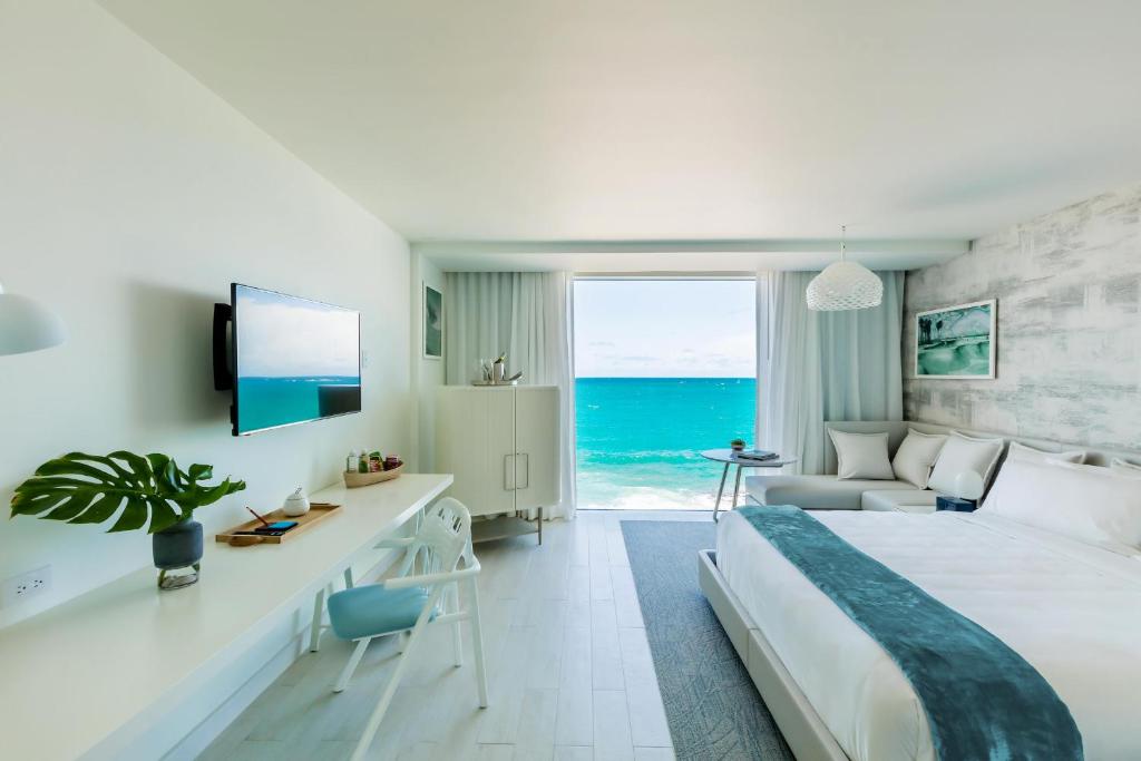 Postel nebo postele na pokoji v ubytování Condado Ocean Club - Adults Only