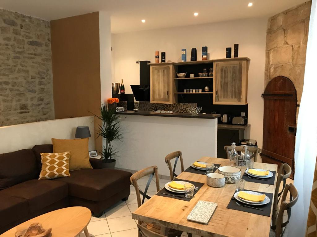 uma sala de estar com uma mesa e um sofá em Appartements nimes em Nîmes