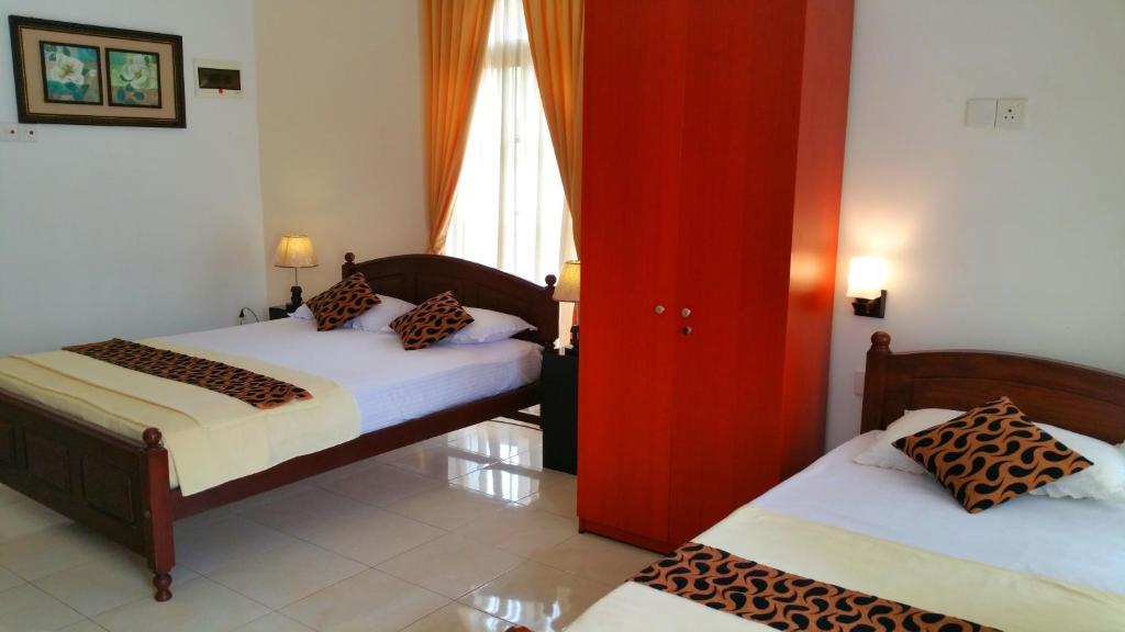 Holiday Fashion Inn - 1