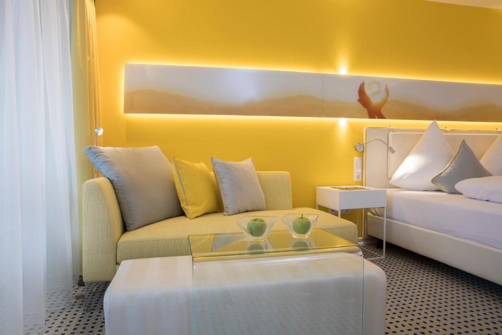 Postel nebo postele na pokoji v ubytování Sonnenhof Hotel & Spa