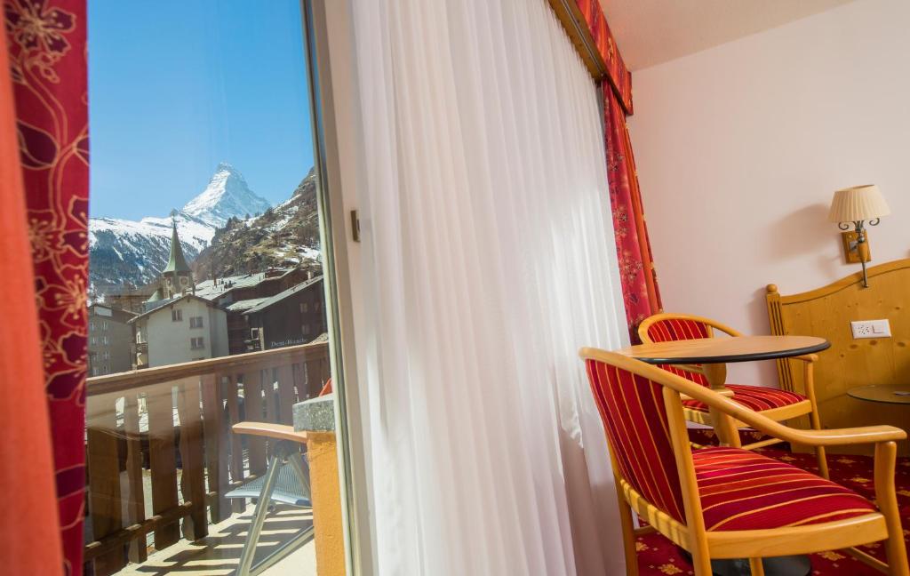 Nespecifikovaný výhled na hory nebo výhled na hory při pohledu z hotelu