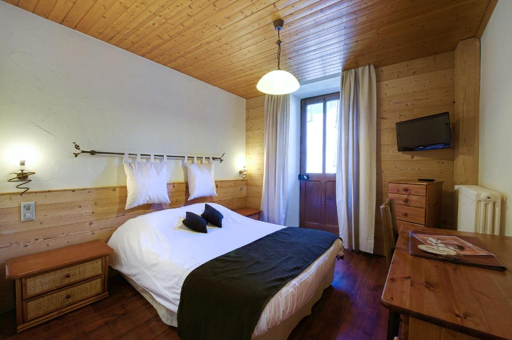TV a/nebo společenská místnost v ubytování Hotel Du Commerce