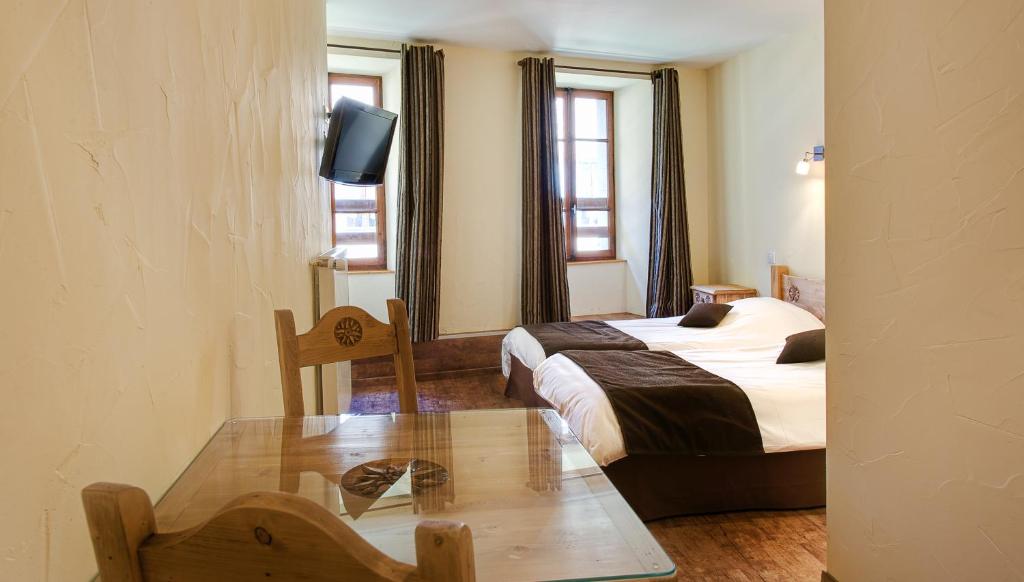 Postel nebo postele na pokoji v ubytování Hotel Du Commerce